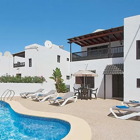 Amazing In Puerto Del Carmen With Wifi, Swimming Pool And 2 Bedrooms Vakantiehuis
